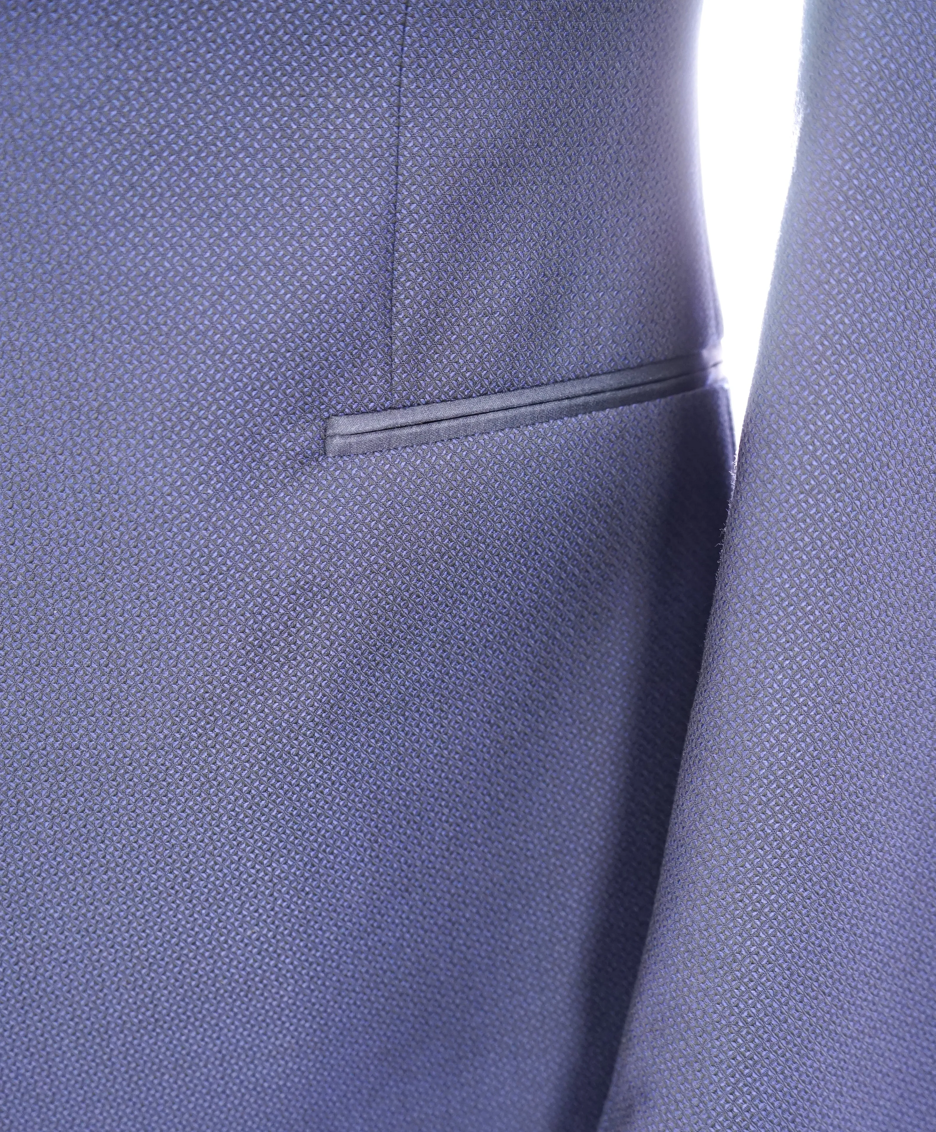 ARMANI COLLEZIONI - "M Line" Blue Geometric 1-Button Tuxedo Peak Lapels - 40R