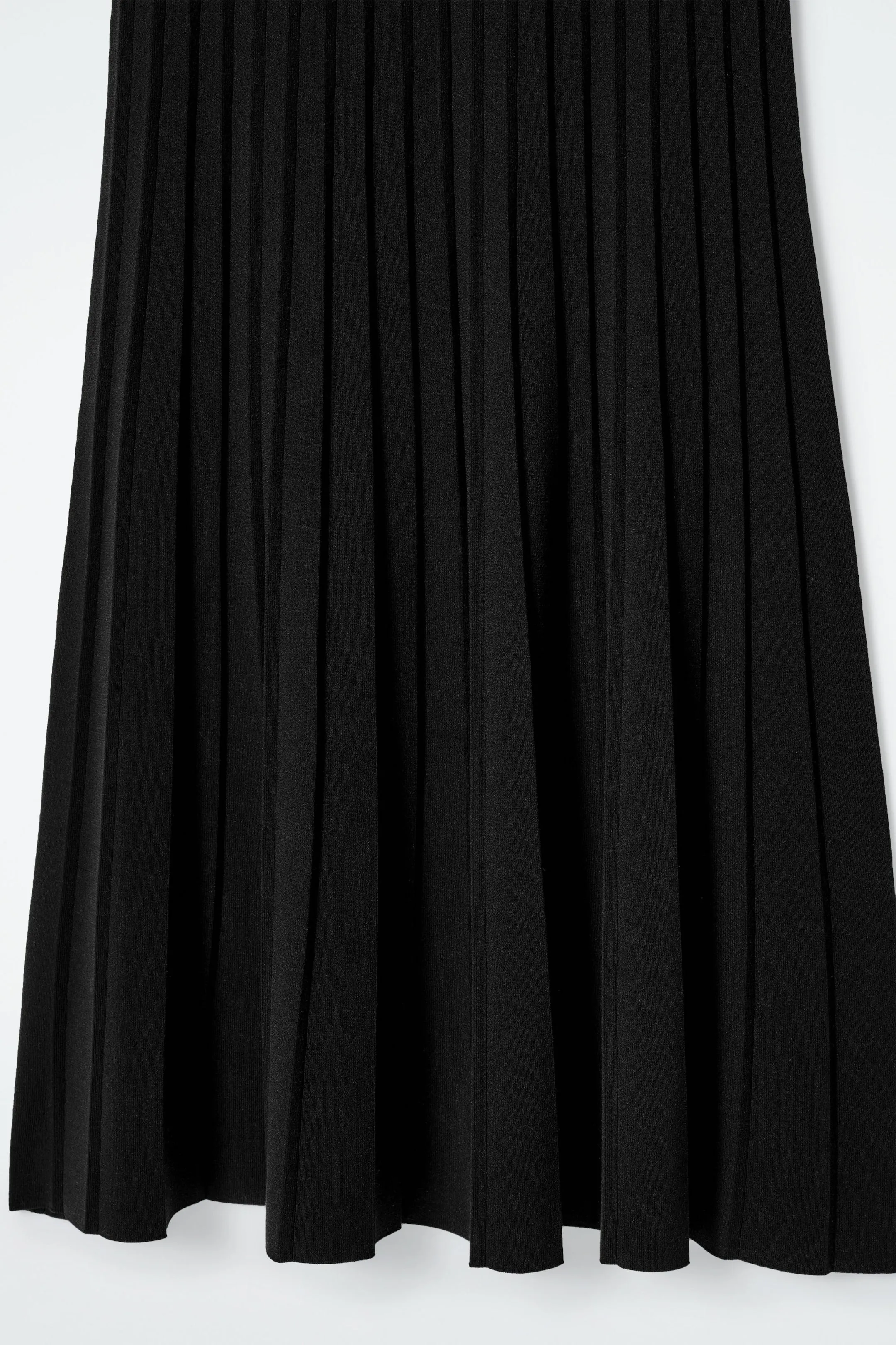 Knitted pleated maxi dress
