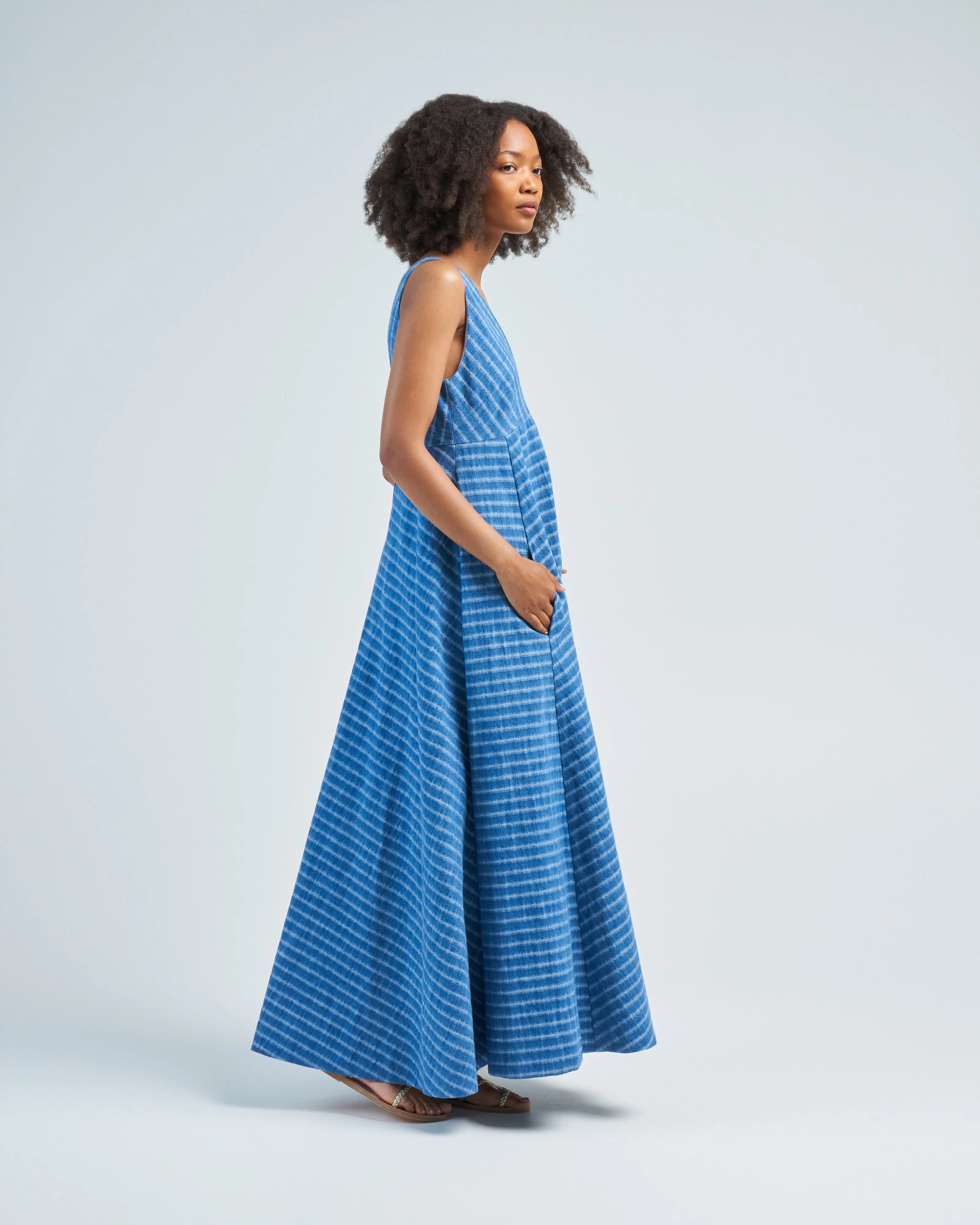 sleeveless vneck dress