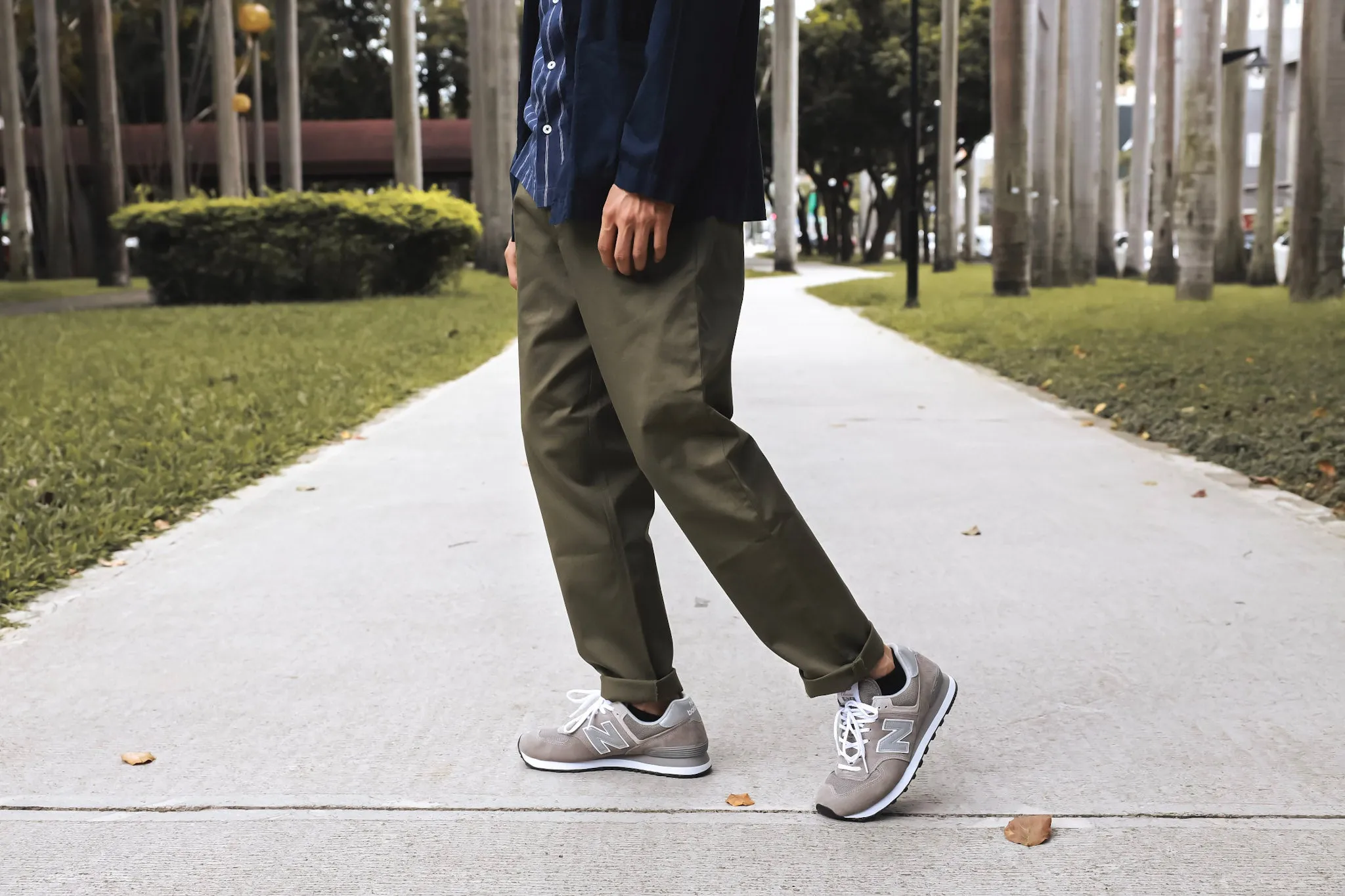 【Universal Works】Military Chino In Light Olive Twill／橄欖色休閒軍褲