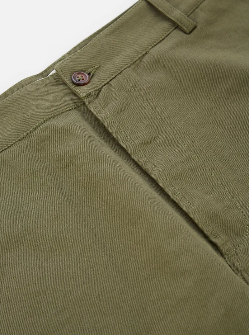【Universal Works】Military Chino In Light Olive Twill／橄欖色休閒軍褲