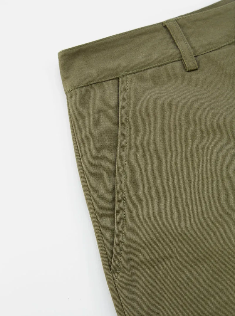 【Universal Works】Military Chino In Light Olive Twill／橄欖色休閒軍褲